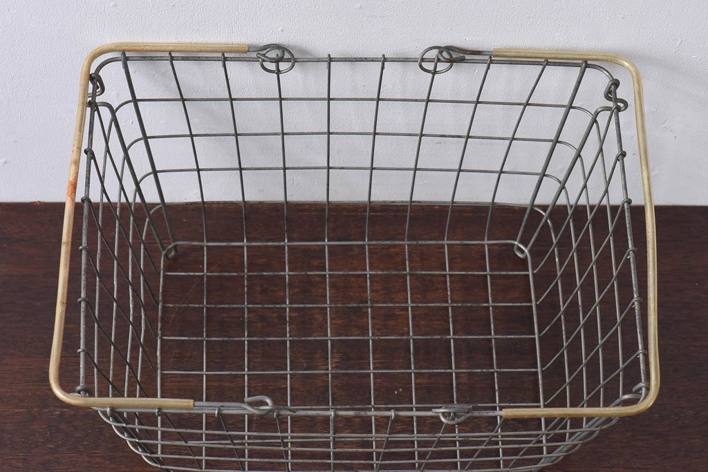アンティーク雑貨　昭和レトロ　素朴さの漂う古いワイヤーバスケット(カゴ)