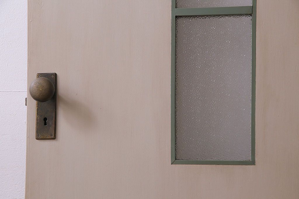 レトロ　シャビーな雰囲気のおしゃれなペイントドア(扉)