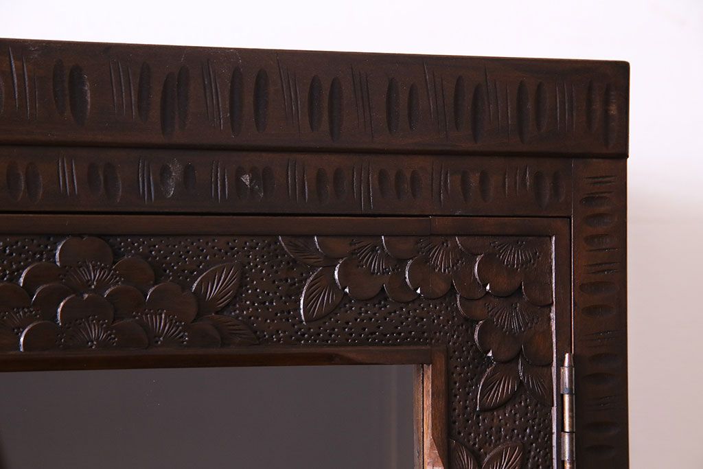 中古美品　伝統工芸軽井沢彫り　芸術品のような彫りが見事なキャビネット(飾り棚、収納棚、食器棚)