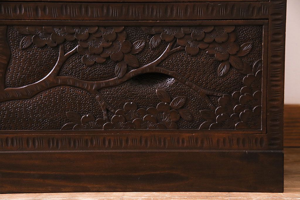 中古美品　伝統工芸軽井沢彫り　芸術品のような彫りが見事なキャビネット(飾り棚、収納棚、食器棚)
