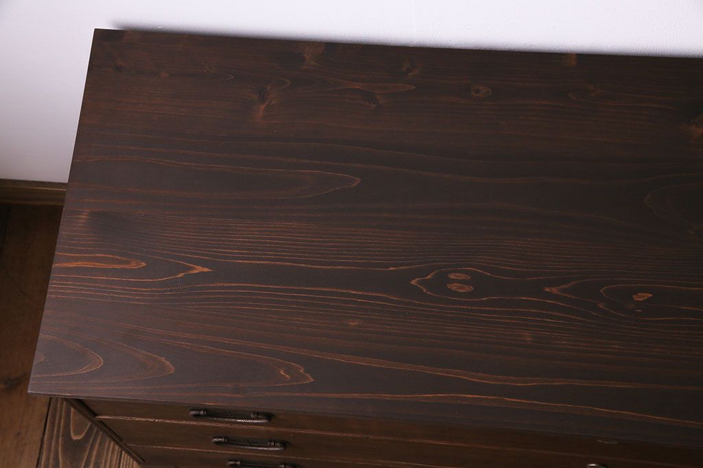 レトロ家具　昭和レトロ　金具の意匠が愛らしい脚付箪笥ローチェスト(ローボード、衣装箪笥)