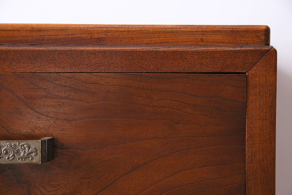 アンティーク家具　昭和中期　前面ケヤキ材　力強い杢目が美しい小振りな重ねのチェスト(衣装箪笥、タンス)