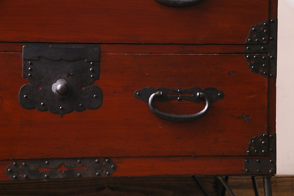 アンティーク家具　和製アンティーク　リメイク　鉄脚付き　朱色の時代箪笥ローボード(テレビボード、ローチェスト)