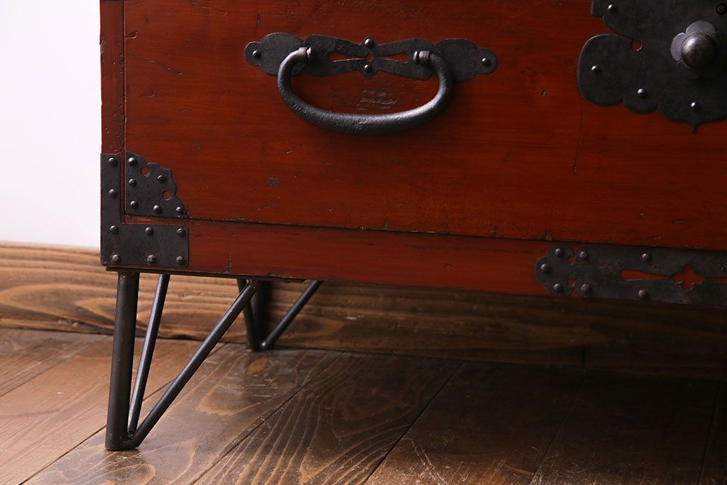 アンティーク家具　和製アンティーク　リメイク　鉄脚付き　朱色の時代箪笥ローボード(テレビボード、ローチェスト)