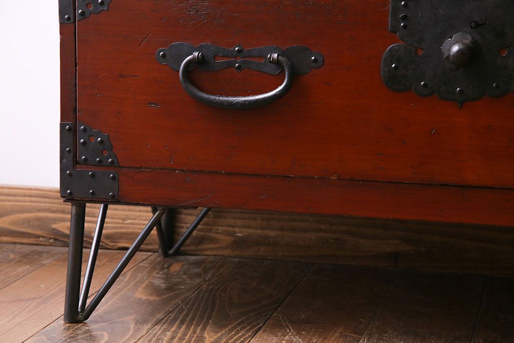 アンティーク家具　和製アンティーク　リメイク　鉄脚付き　朱色の時代箪笥ローボード(テレビボード、ローチェスト)(1)