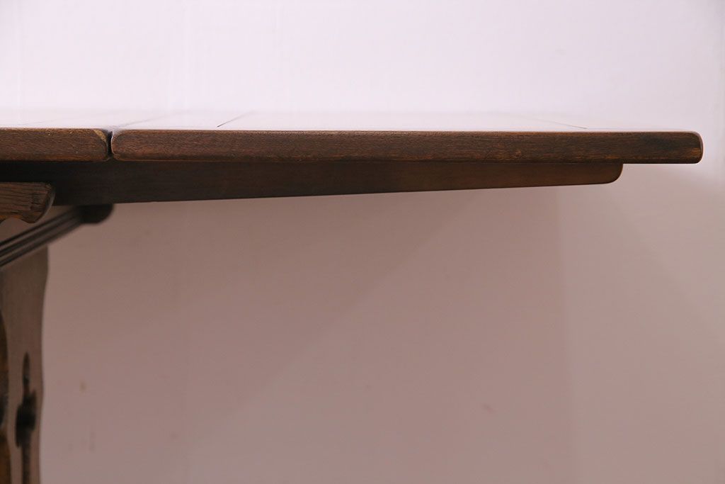 アンティーク家具　イギリス製　脚のデザインが上品なエクステンションテーブル(ダイニングテーブル、ドローリーフテーブル)