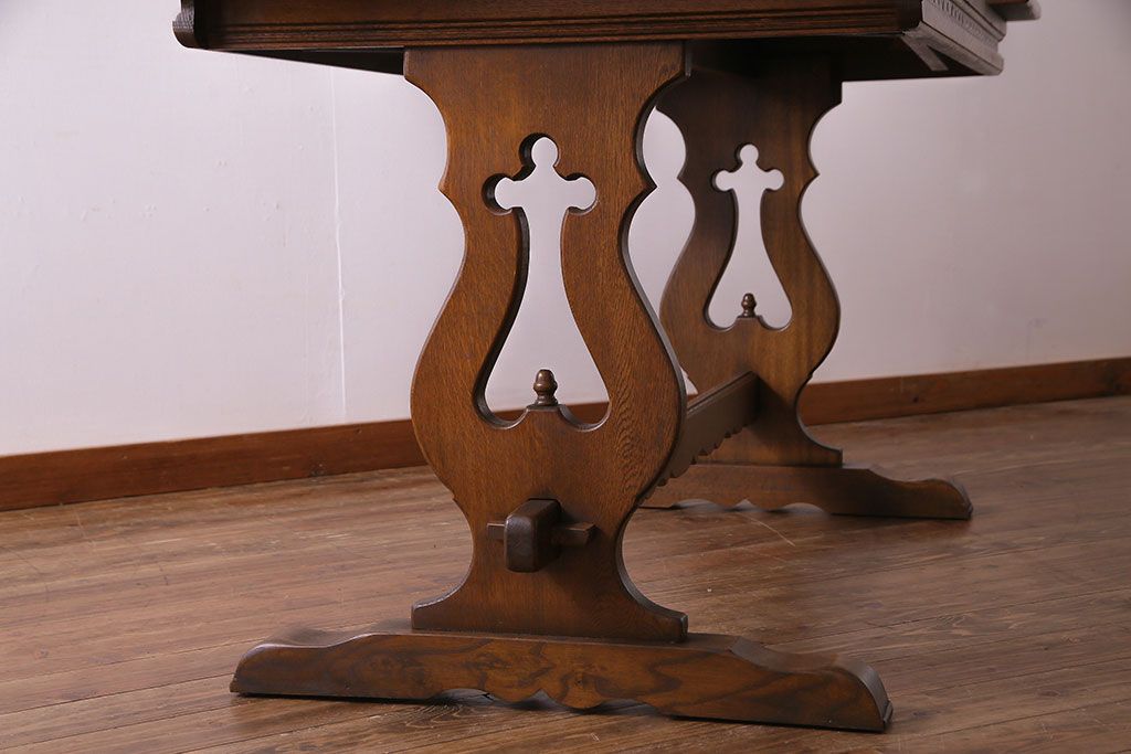 アンティーク家具　イギリス製　脚のデザインが上品なエクステンションテーブル(ダイニングテーブル、ドローリーフテーブル)