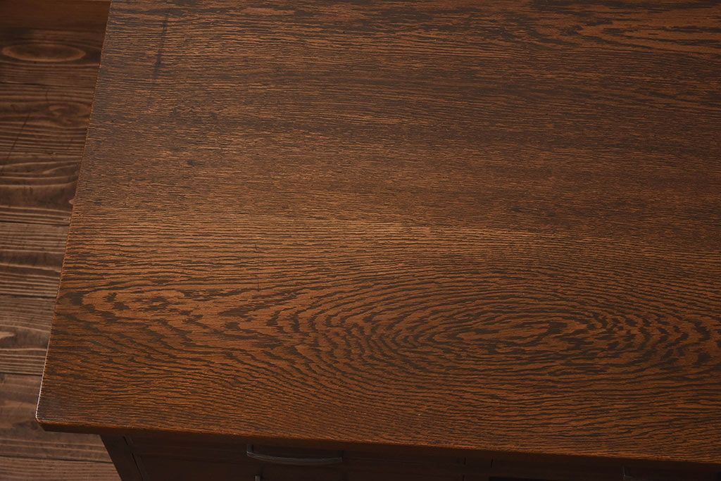 アンティーク家具　昭和中期　ナラ材製　重厚な佇まいが存在感を放つ大振りなデスク(ワークデスク、在宅ワーク、在宅用、両袖机)