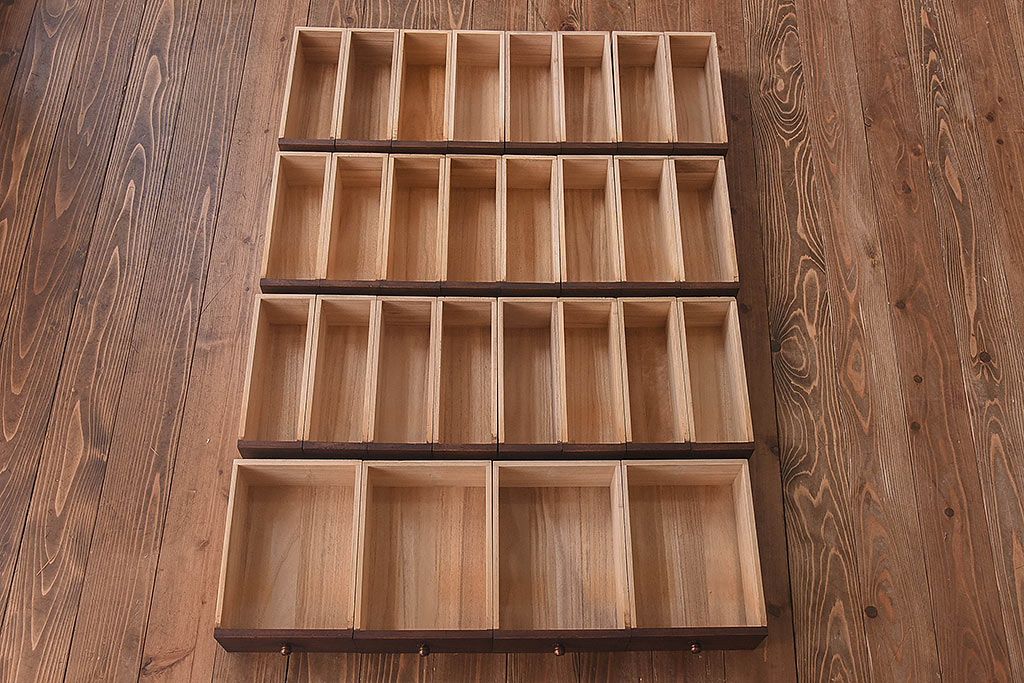 レトロ家具　レトロ　総桐材製　均等に整列した引き出しが印象的な薬箪笥(引き出し、桐箪笥、桐たんす)