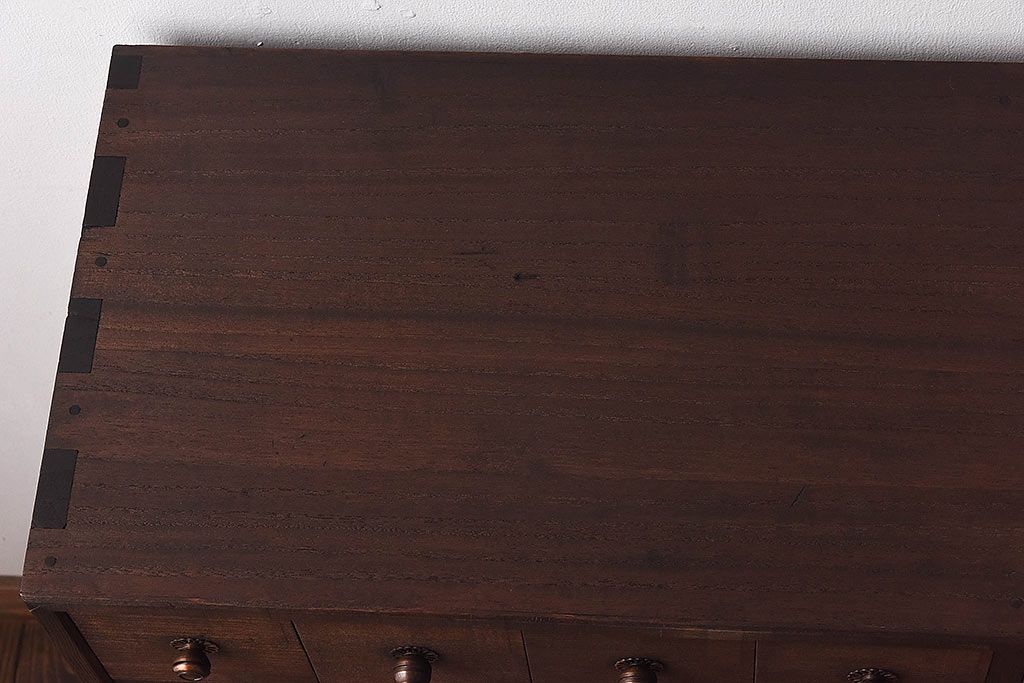 レトロ家具　レトロ　総桐材製　均等に整列した引き出しが印象的な薬箪笥(引き出し、桐箪笥、桐たんす)