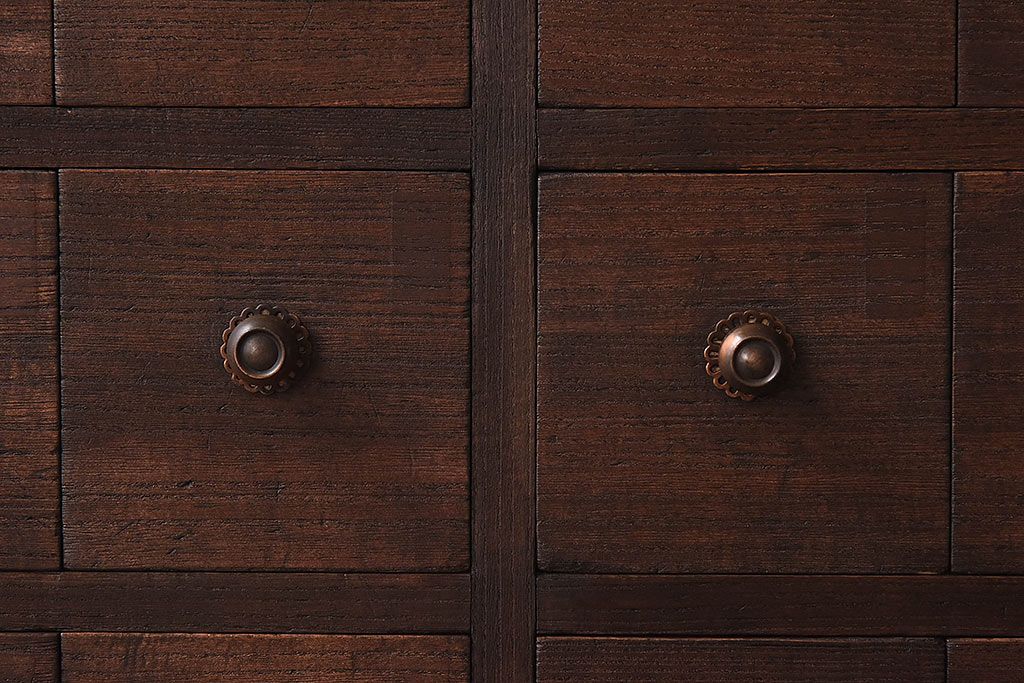 レトロ家具　レトロ　総桐材製　均等に整列した引き出しが印象的な薬箪笥(引き出し、桐箪笥、桐たんす)