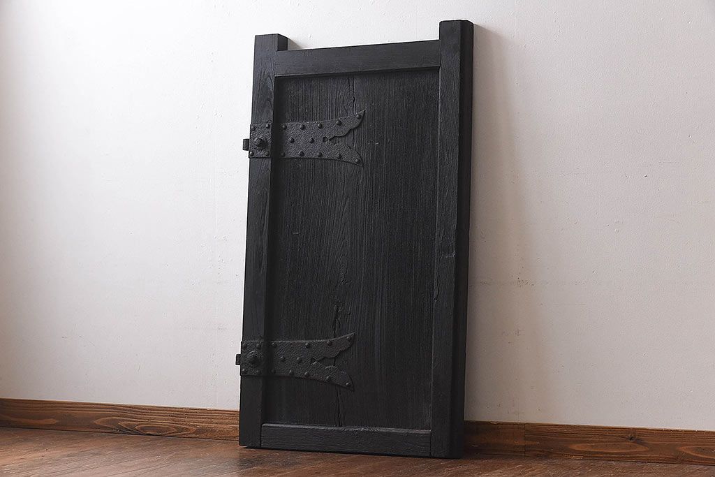 ジャンク品　総ケヤキ材　渋さを醸し出す古い門扉のくぐり扉(建具、ドア)
