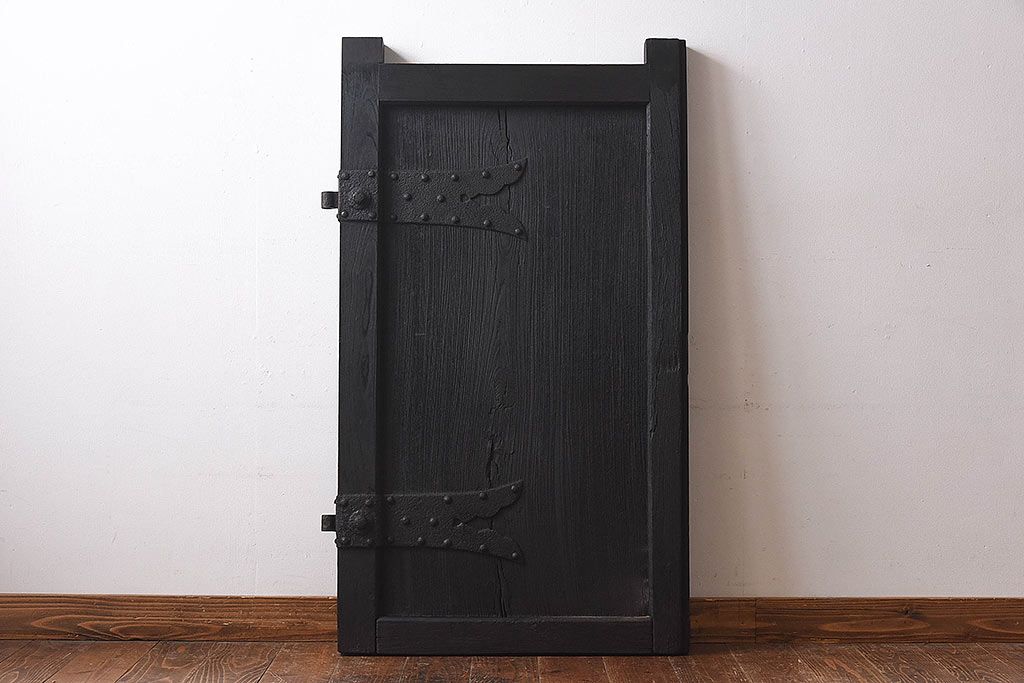 ジャンク品　総ケヤキ材　渋さを醸し出す古い門扉のくぐり扉(建具、ドア)