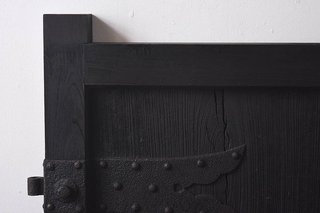 ジャンク品　総ケヤキ材　渋さを醸し出す古い門扉のくぐり扉(建具、ドア)