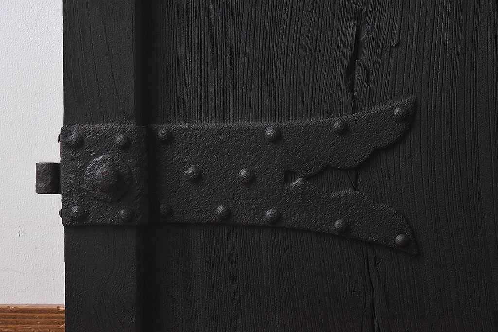 ジャンク品　総ケヤキ材　渋さを醸し出す古い門扉のくぐり扉(建具、ドア)