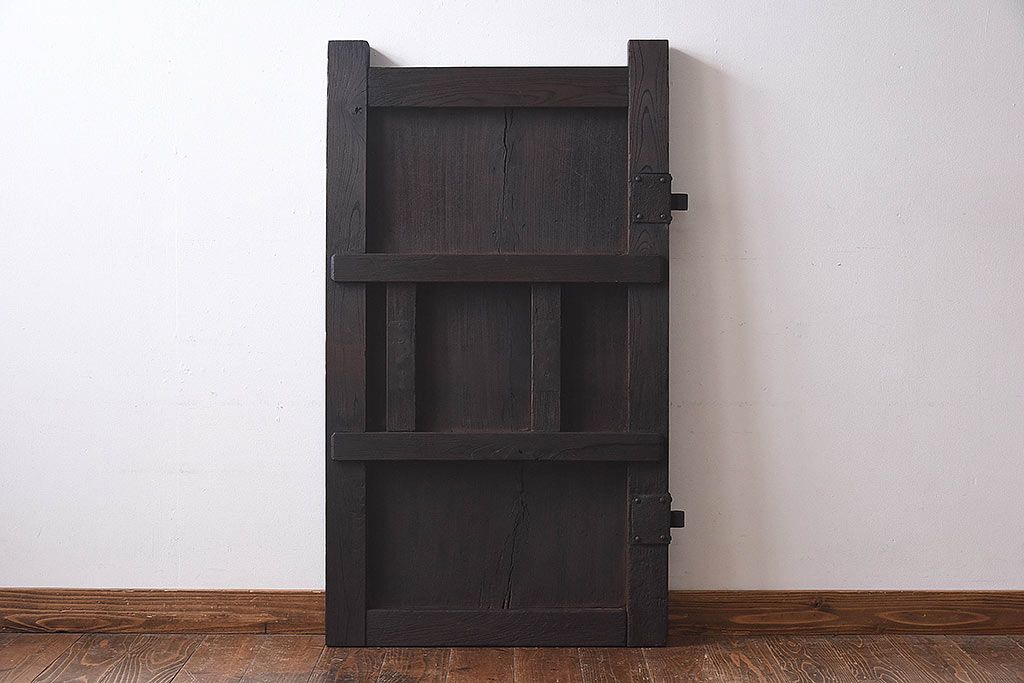 ジャンク品　総ケヤキ材　渋さを醸し出す古い門扉のくぐり扉(建具、ドア)