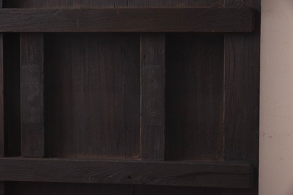 ジャンク品　総ケヤキ材　渋さを醸し出す古い門扉のくぐり扉(建具、ドア)