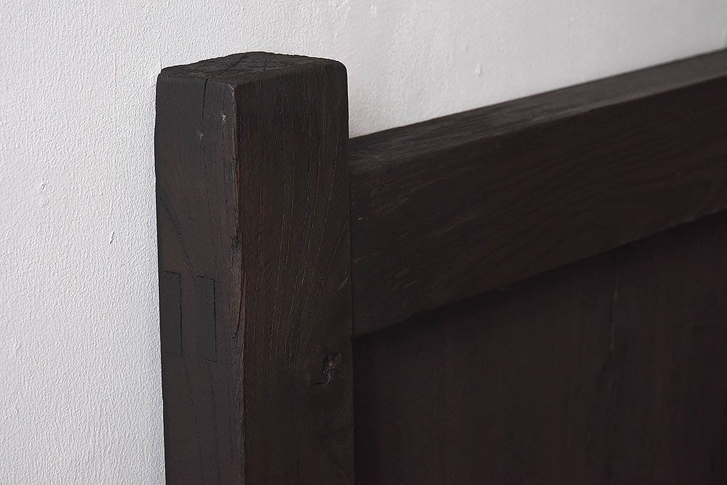 ジャンク品　総ケヤキ材　渋さを醸し出す古い門扉のくぐり扉(建具、ドア)
