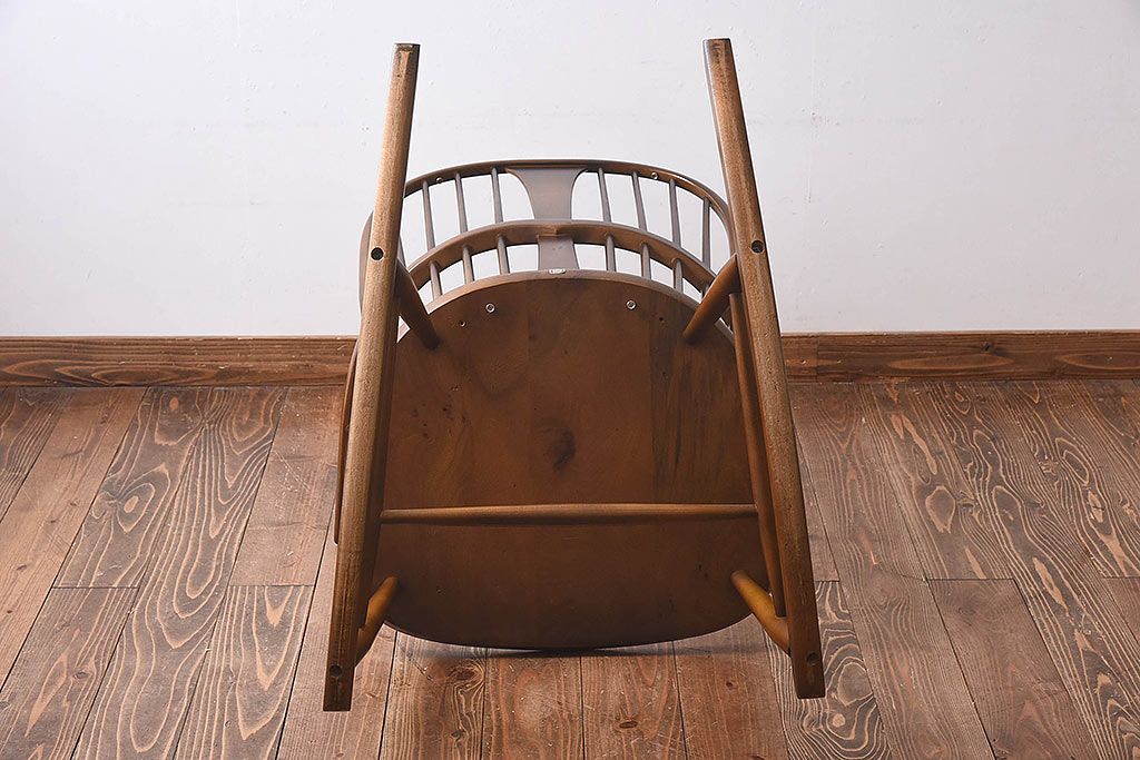 ヴィンテージ家具　イギリスビンテージ　ERCOL(アーコール)　エレガントなクッション付きロッキングチェア(揺り椅子、イス)