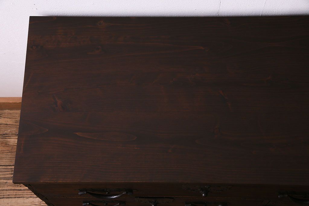 アンティーク家具　古民具・骨董　明治期　立派な金具が目を惹く鉄脚付き三国箪笥ローチェスト(時代箪笥、引き出し)