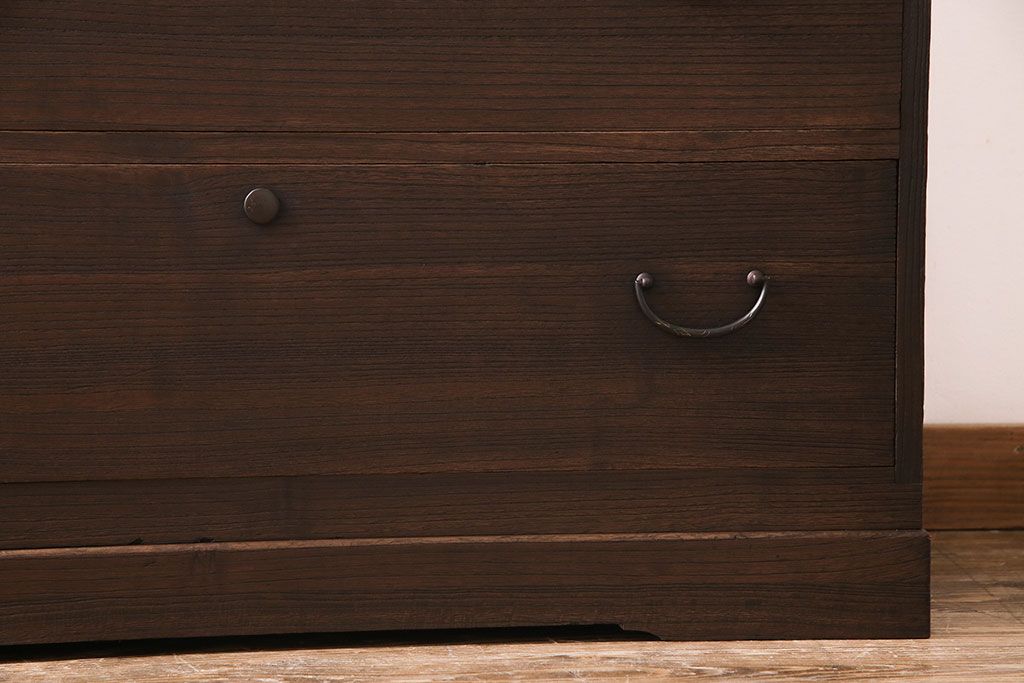 レトロ家具　昭和レトロ　前面桐材　可憐な彫りの金具が魅力的なローチェスト(箪笥、ローボード、引き出し、桐箪笥、桐たんす)