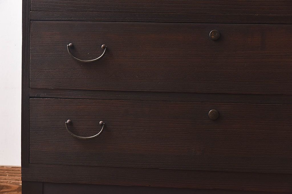 アンティーク家具　昭和中期　当時物の取っ手が愛らしい脚付箪笥ローチェスト(ローボード、衣装箪笥)(1)