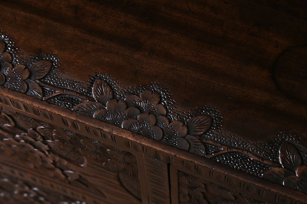 中古美品　伝統工芸　軽井沢彫り　繊細な彫りが豪華さを演出する棚付きチェスト(衣装箪笥、引き出し)
