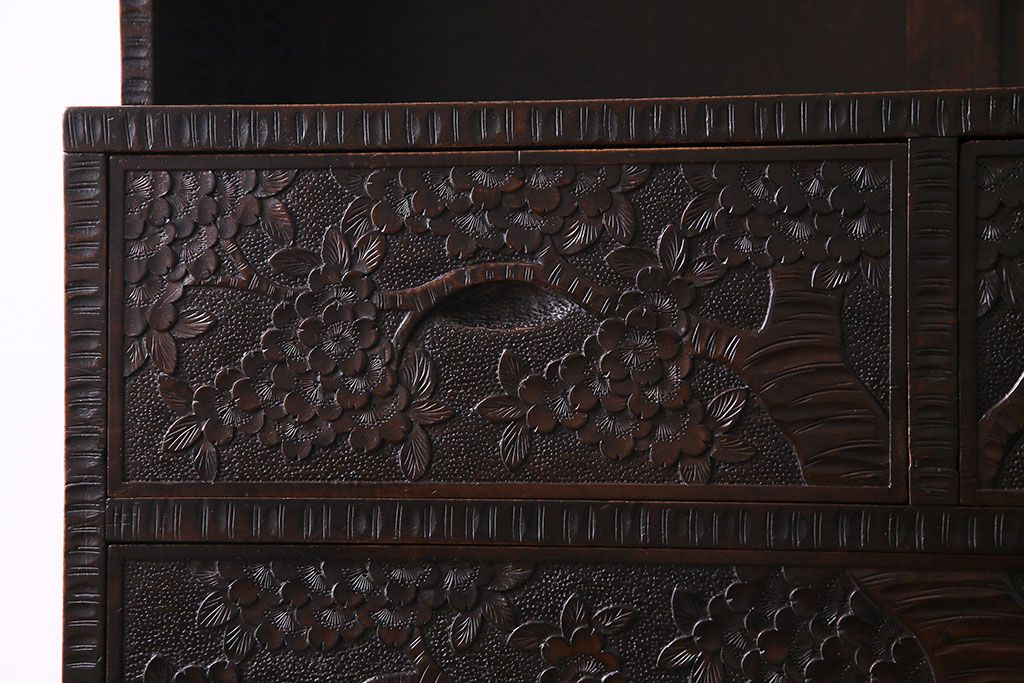 中古美品　伝統工芸　軽井沢彫り　繊細な彫りが豪華さを演出する棚付きチェスト(衣装箪笥、引き出し)