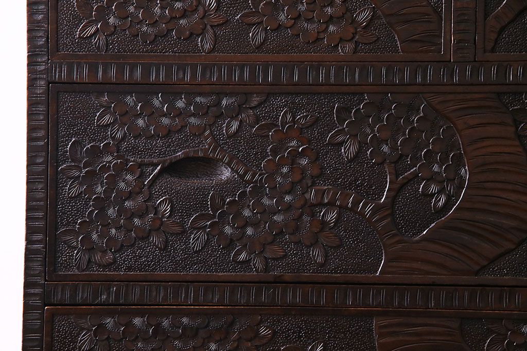 中古美品　伝統工芸　軽井沢彫り　繊細な彫りが豪華さを演出する棚付きチェスト(衣装箪笥、引き出し)