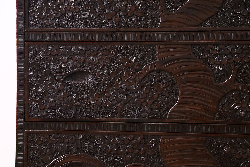 中古美品　伝統工芸　軽井沢彫り　繊細な彫りが豪華さを演出する棚付きチェスト(衣装箪笥、引き出し)