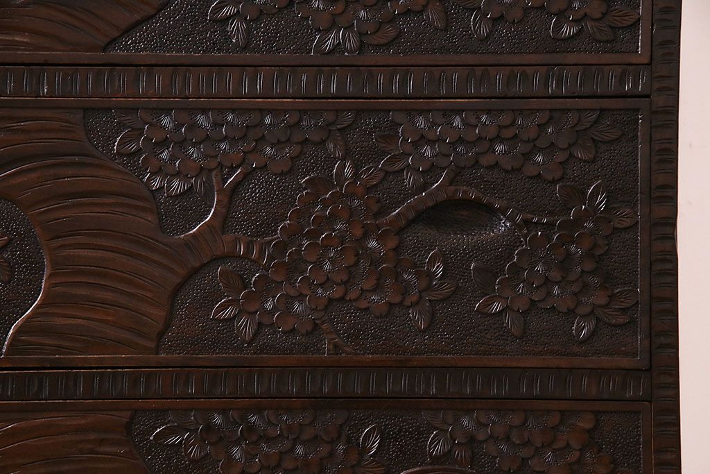中古美品　伝統工芸　軽井沢彫り　繊細な彫りが豪華さを演出する棚付きチェスト(衣装箪笥、引き出し)
