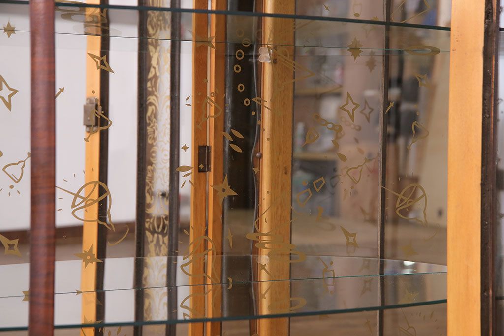 イギリス家具 チーク材 遊び心を感じる優雅な猫脚のガラスキャビネット(リキュールキャビネット、ガラスケース、飾り棚) ラフジュ工房