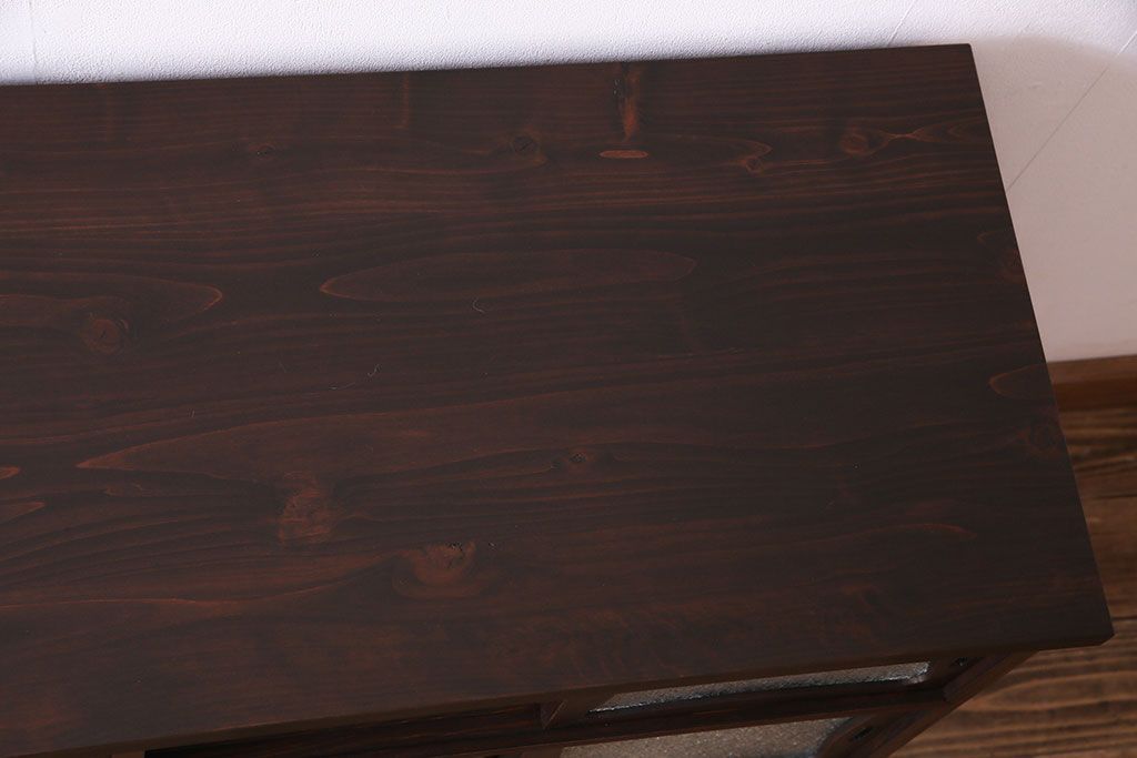 レトロ家具　昭和初期　脚付き　レトロな雰囲気漂うリメイクローボード(収納棚、リビングボード)