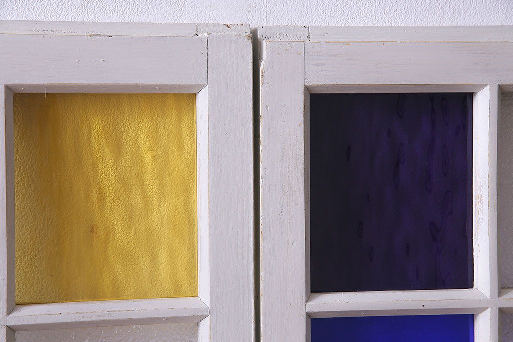ペイント家具　色ガラス入り　爽やかな色味の遊び心溢れるガラス戸(窓、建具、引き戸、格子戸)2枚組