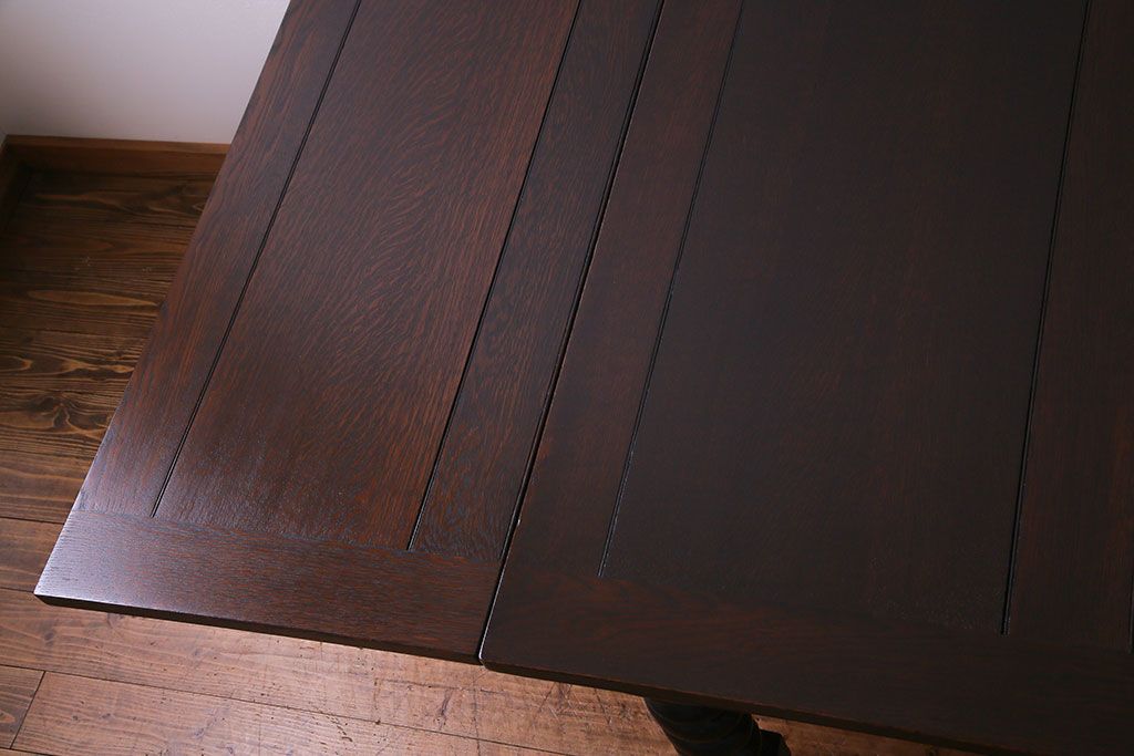 アンティーク家具　イギリスアンティーク　太めのツイストレッグが存在感を放つエクステンションテーブル(ダイニングテーブル、ドローリーフテーブル)