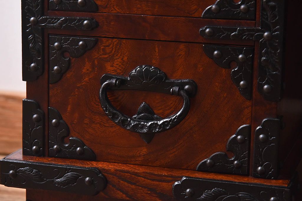 中古　岩谷堂箪笥　スツール付き　金具の装飾が見事な三面鏡(鏡台、ドレッサー)