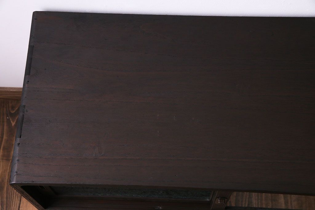 レトロ家具　昭和レトロ　桐材　丸みを帯びたフォルムが可愛らしい脚付きローボード(戸棚、収納棚)