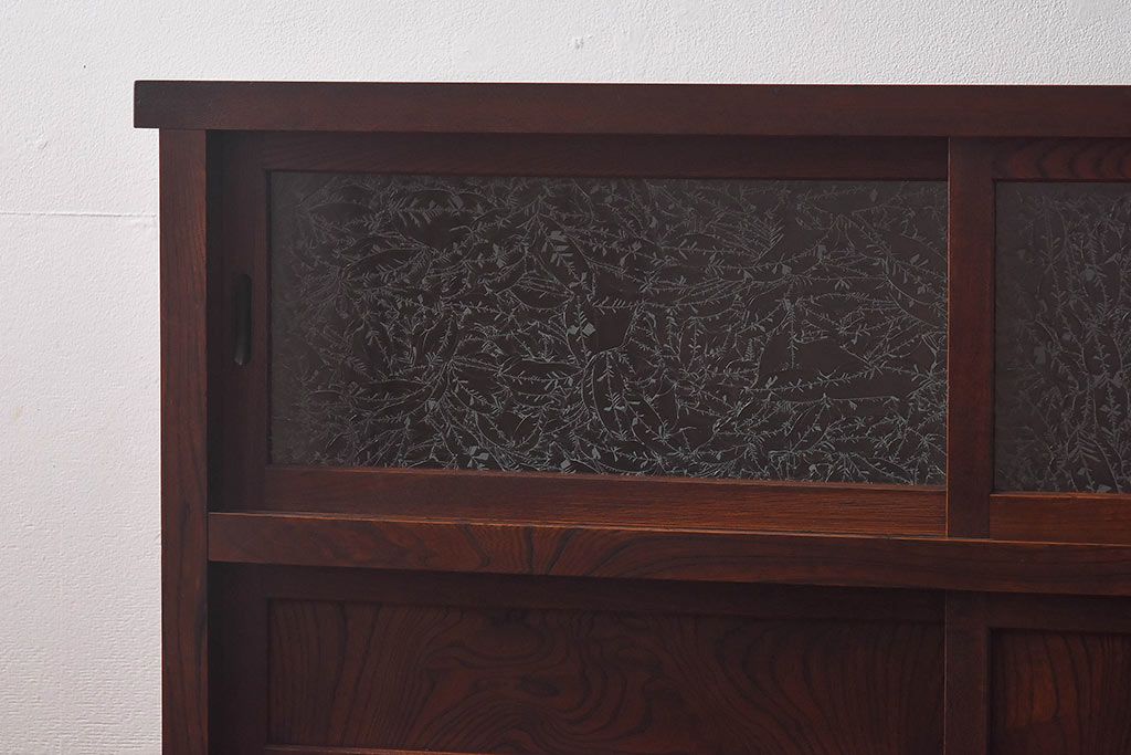 レトロ家具　昭和レトロ　前面ケヤキ　結霜ガラス　繊細な組子が上品な印象の戸棚(食器棚、収納棚)