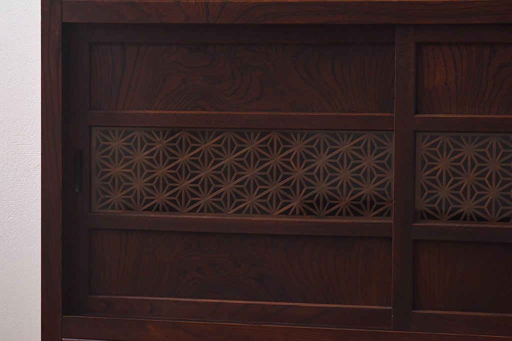 レトロ家具　昭和レトロ　前面ケヤキ　結霜ガラス　繊細な組子が上品な印象の戸棚(食器棚、収納棚)