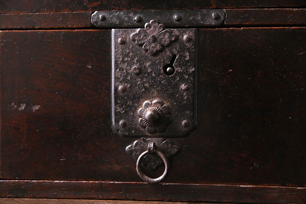 アンティーク雑貨　和製アンティーク　ケヤキ材　古い質感の金具が目を惹く硯箱(小引き出し、小物入れ、木箱)