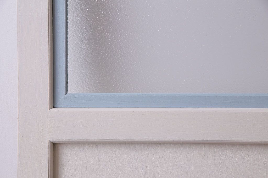 ペイント家具　水色のアクセントが爽やかなダイヤガラス入りのドア(扉、建具)