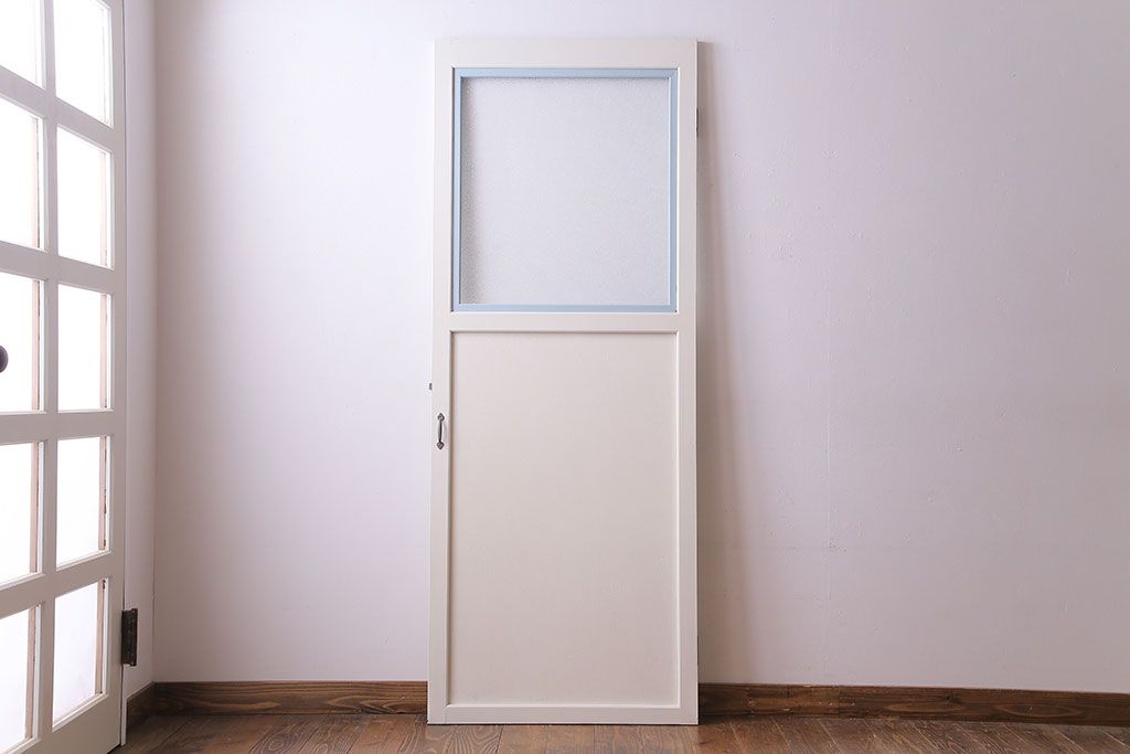 ペイント家具　水色のアクセントが爽やかなダイヤガラス入りのドア(扉、建具)
