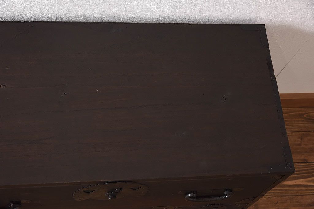 アンティーク家具　和製アンティーク　総桐材　縁起のよい「ふくら雀」金具のついたチェスト(重ね箪笥、引き出し、桐箪笥、桐たんす)