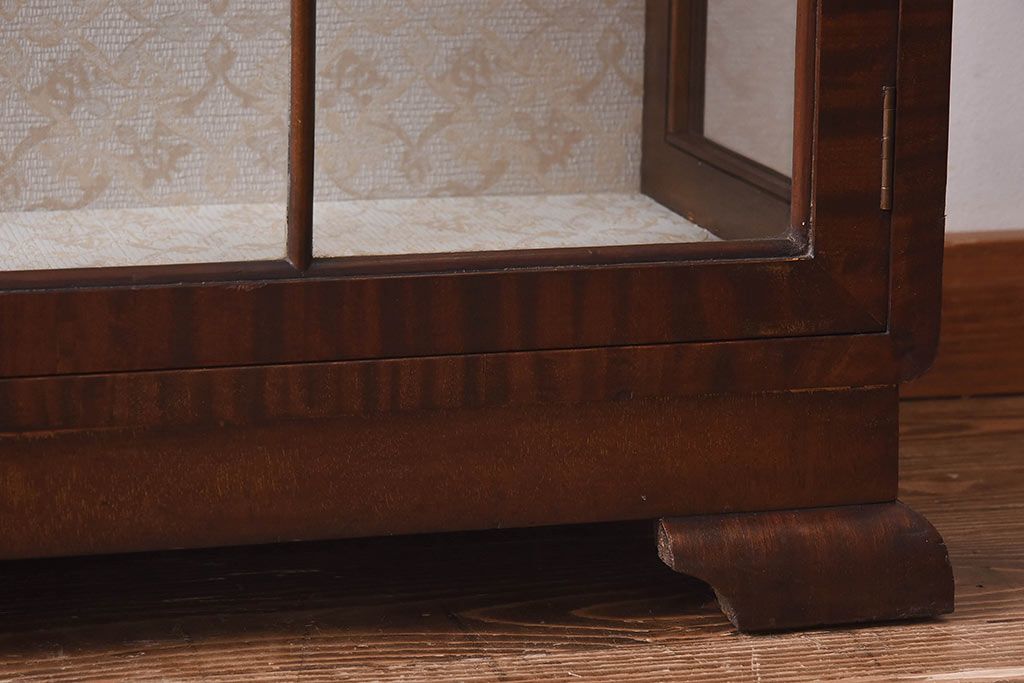 アンティーク家具　イギリスアンティーク　マホガニー材　優美な佇まいが魅力的なガラスケース(飾り棚、陳列棚、ショーケース)
