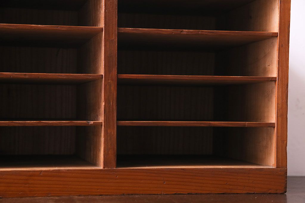 レトロ家具　昭和レトロ　味わいある木の質感が魅力の小振りの書類ケース(書類収納棚)