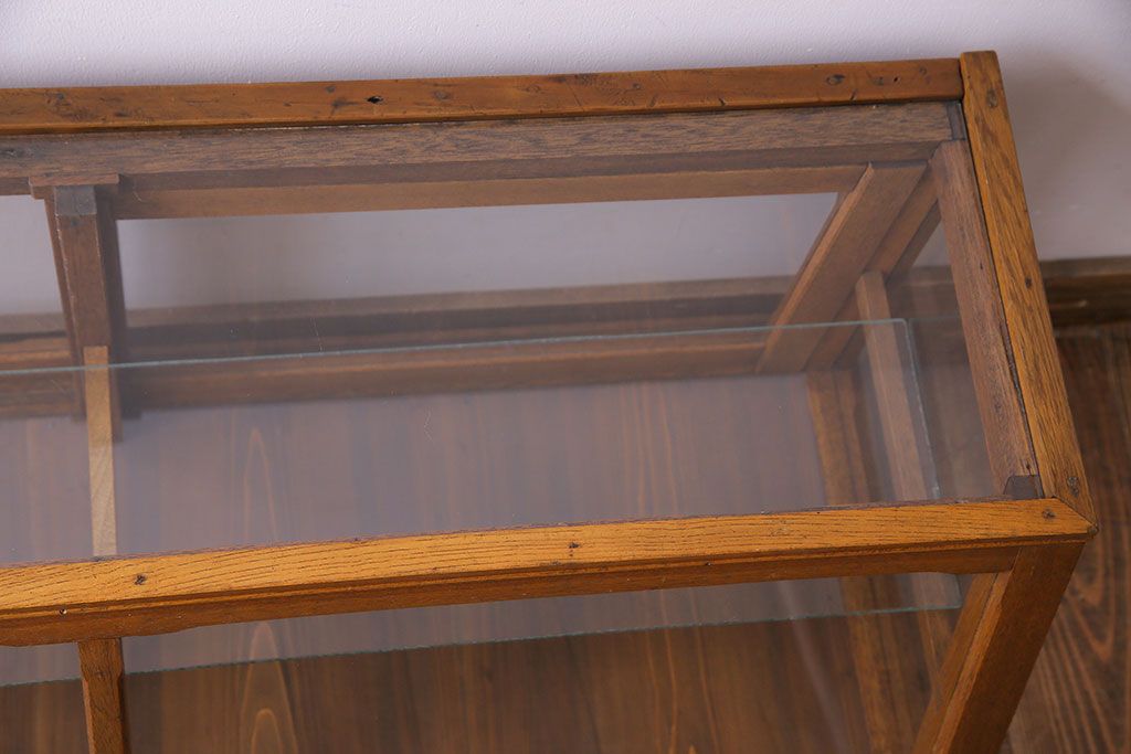 アンティーク家具　昭和中期　人気の台形型が目を惹くガラスケース(ショーケース、陳列棚)