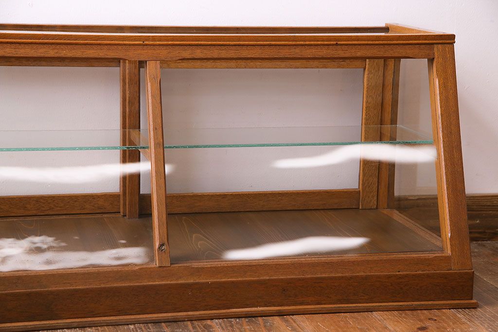アンティーク家具　昭和中期　人気の台形型が目を惹くガラスケース(ショーケース、陳列棚)