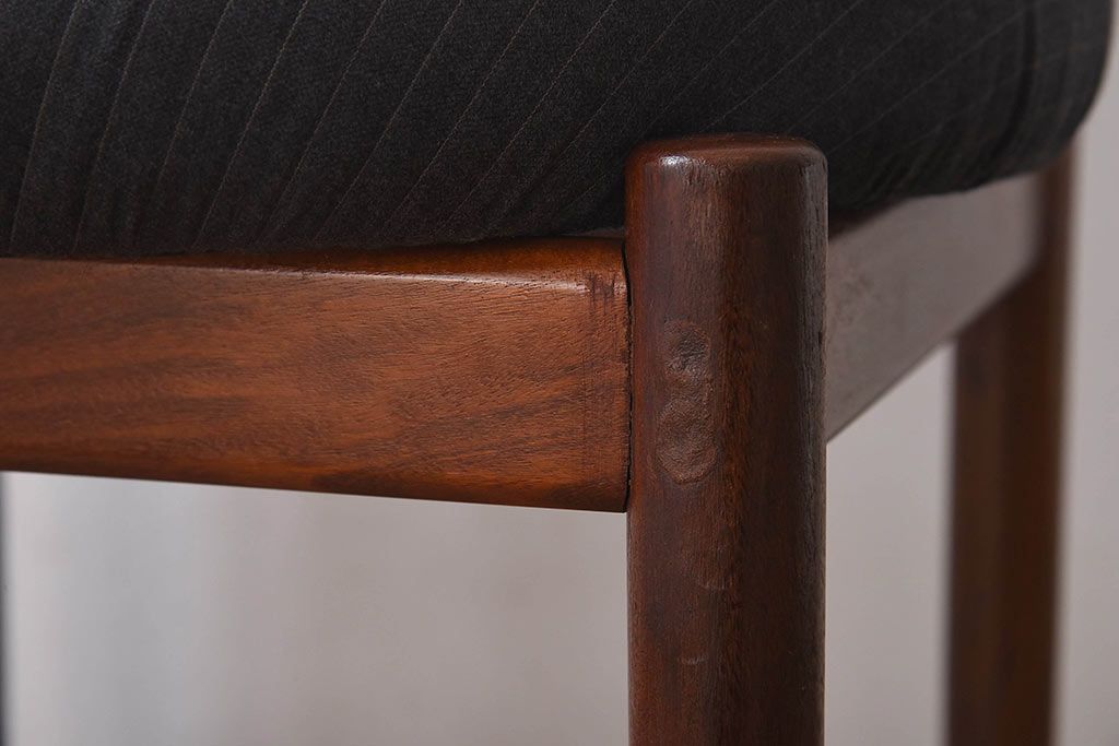 ヴィンテージ家具　北欧ビンテージ　G-PLAN(ジープラン)　Fresco(フレスコ)　ダークカラーのピンストライプがおしゃれなダイニングチェア(サーキュラーチェア、椅子)