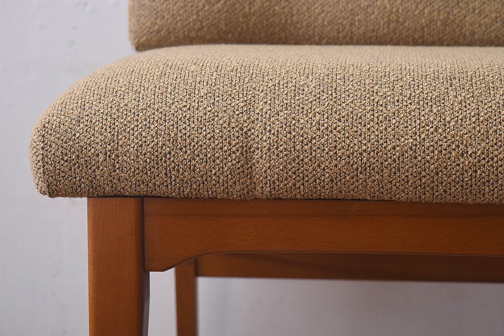 ヴィンテージ家具　北欧ビンテージ　ブナ材　ナチュラルカラーが柔らかな雰囲気のクッションスツール(スツール、椅子)