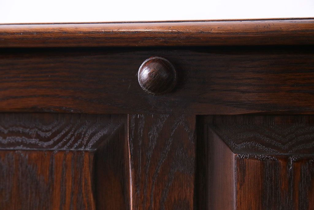 ヴィンテージ家具　イギリスビンテージ　シックな雰囲気が魅力的な小振りのカクテルキャビネット(収納棚、戸棚)